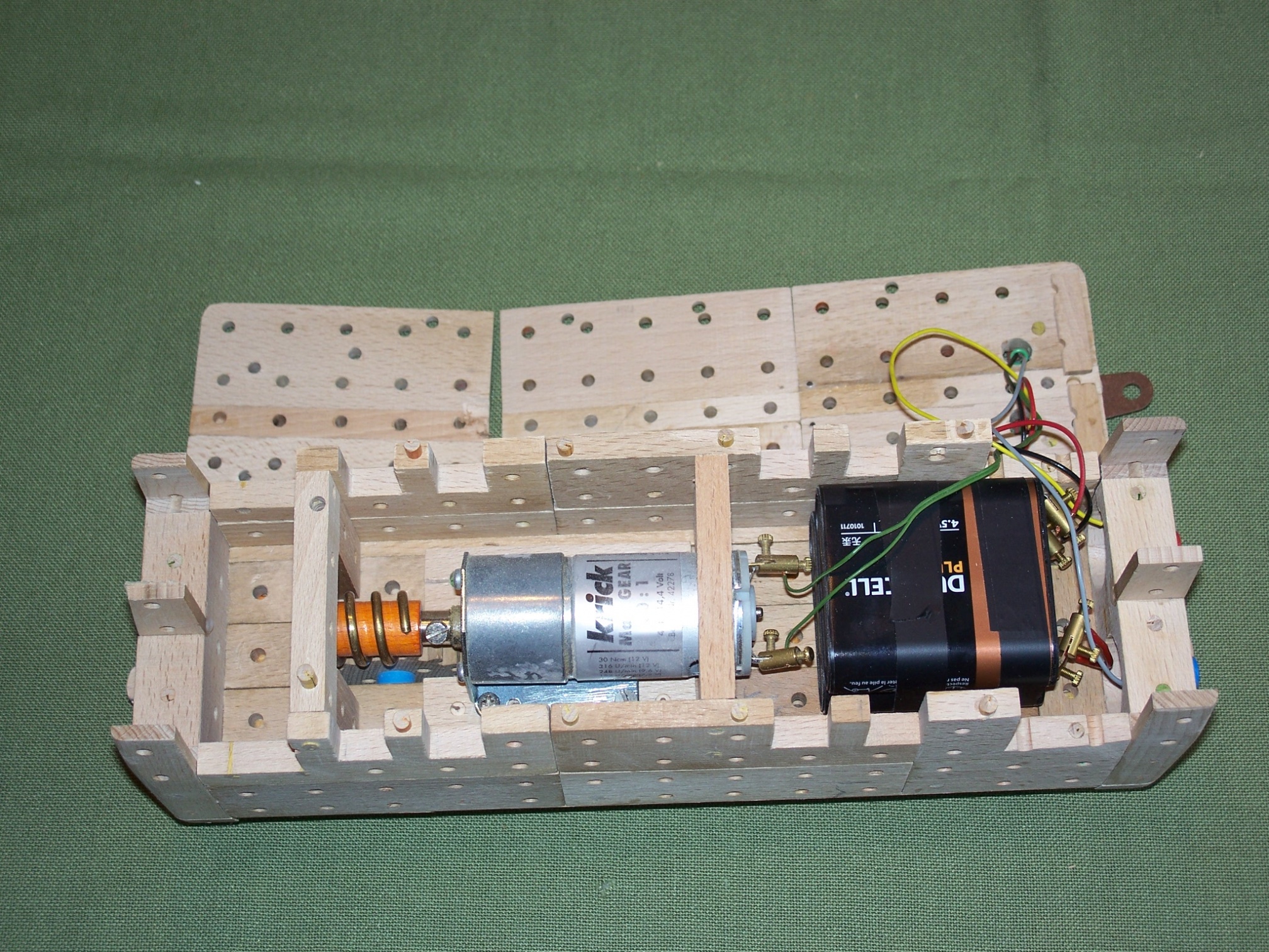 Motor und Batterien eingebaut