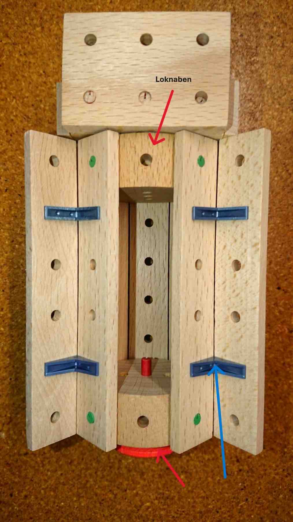 Dampf-Kessel von unten mit Loknaben.JPG