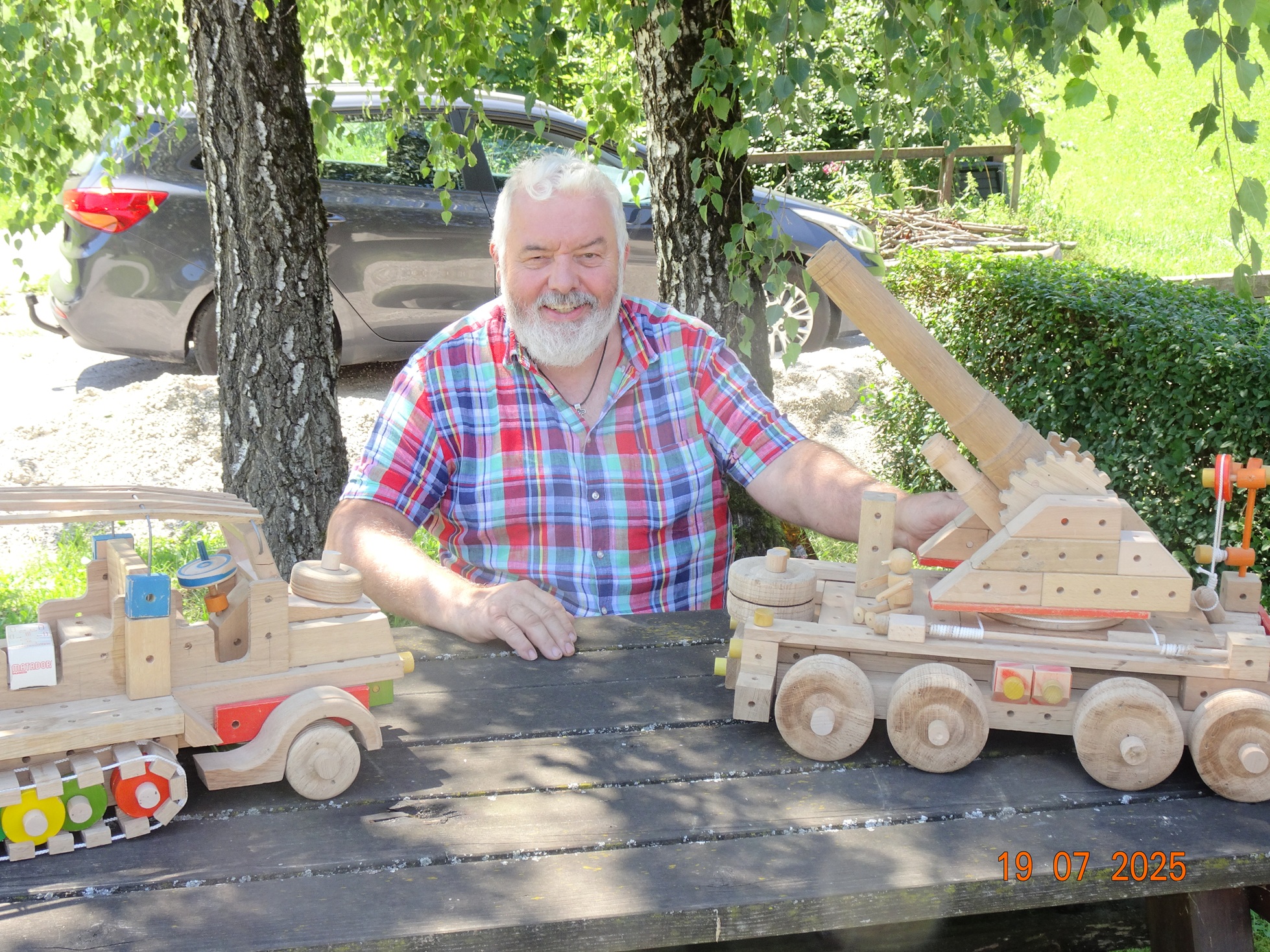 Martin mit seinen Modellen