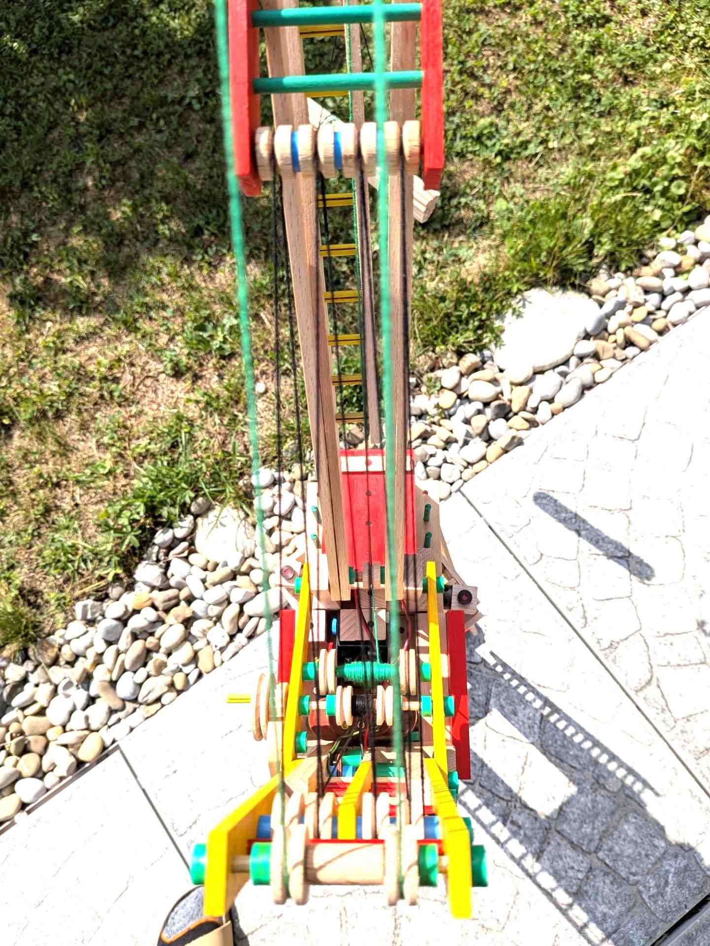 komplexe Seilführung hinter der Fühererkabine (grün für Haken, schwarz für Ausleger).jpg