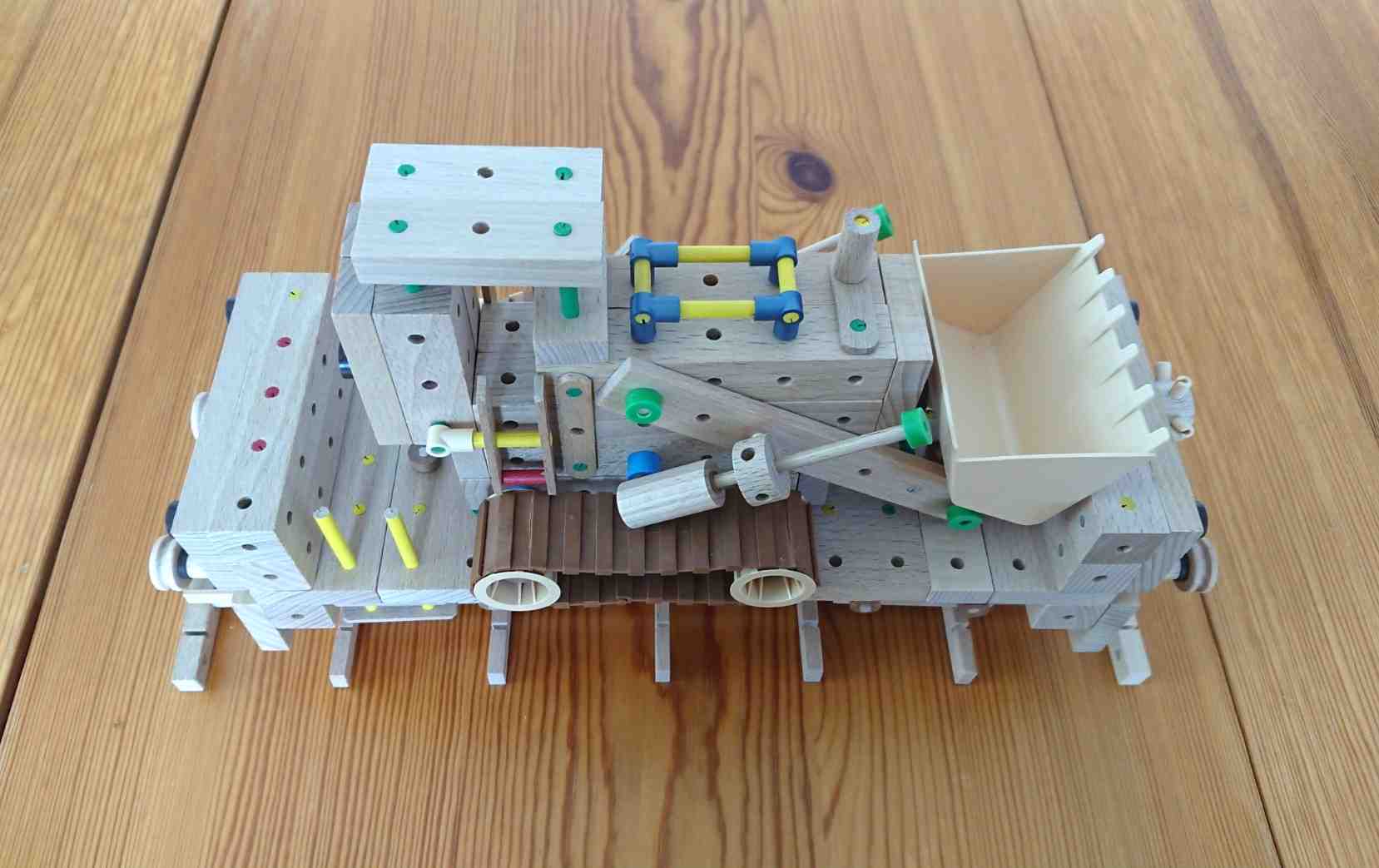 Niederflurwagen mit Raupenlader seitlich-von oben (1).JPG